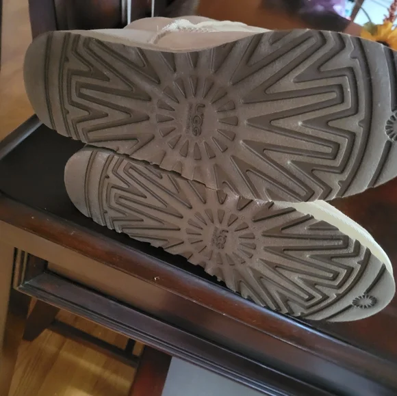 NWOT UGG Boots Size 10 - Picture 3 of 4